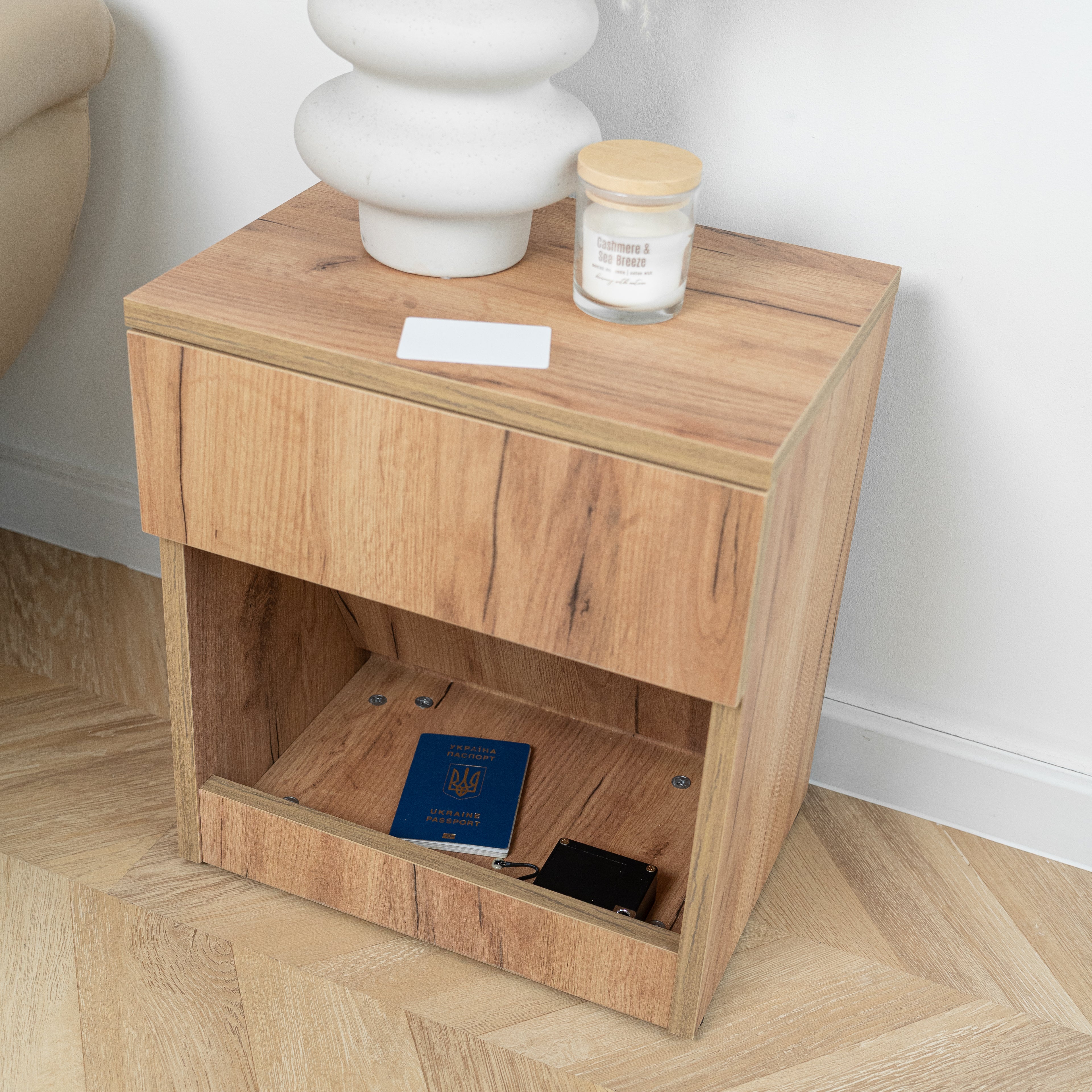 Moderner Nachttisch mit abschließbarem, verstecktem Stauraum – Golden Craft Oak
