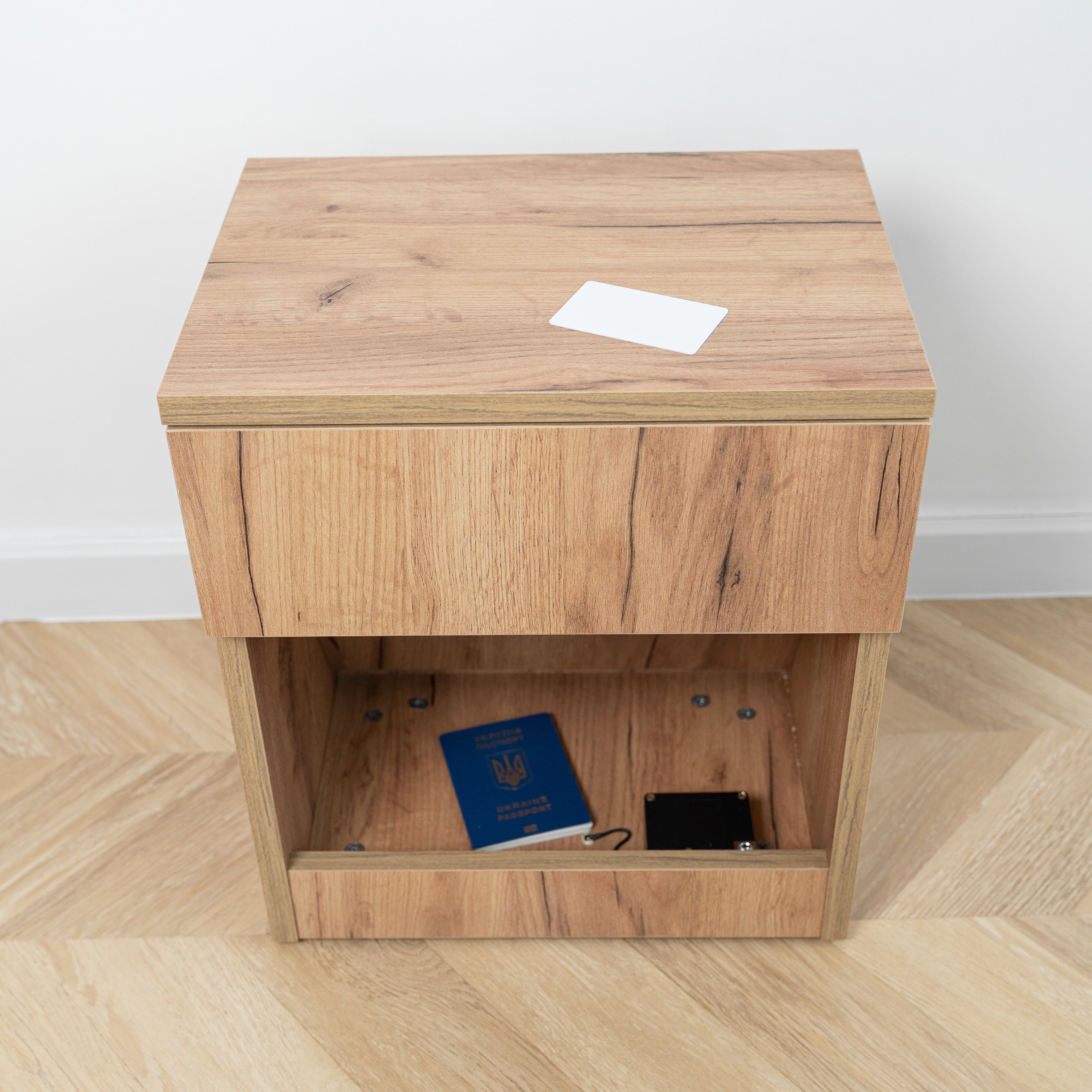 Moderner Nachttisch mit abschließbarem, verstecktem Stauraum – Golden Craft Oak