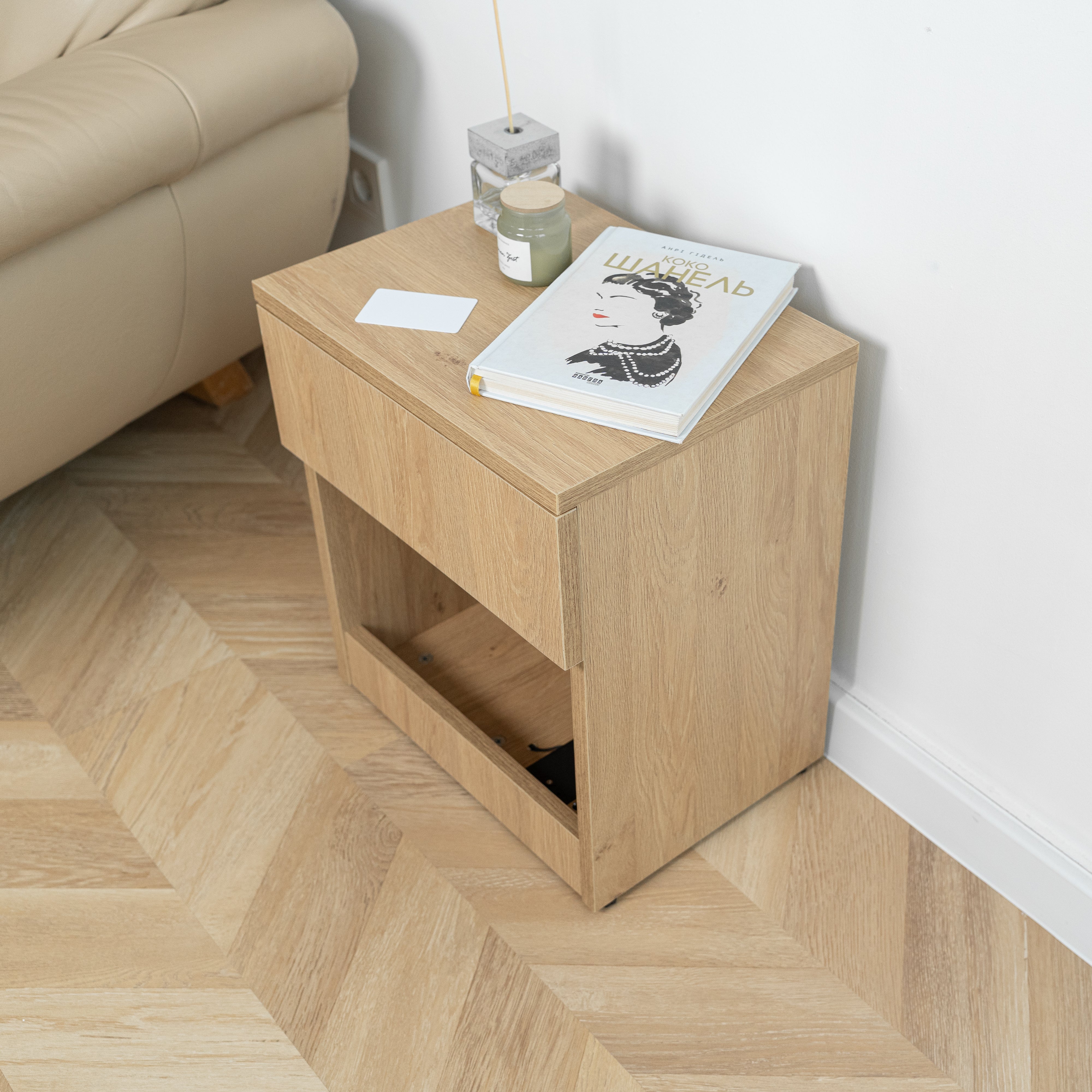 Moderner Nachttisch mit abschließbarem, verstecktem Stauraum – Steineiche