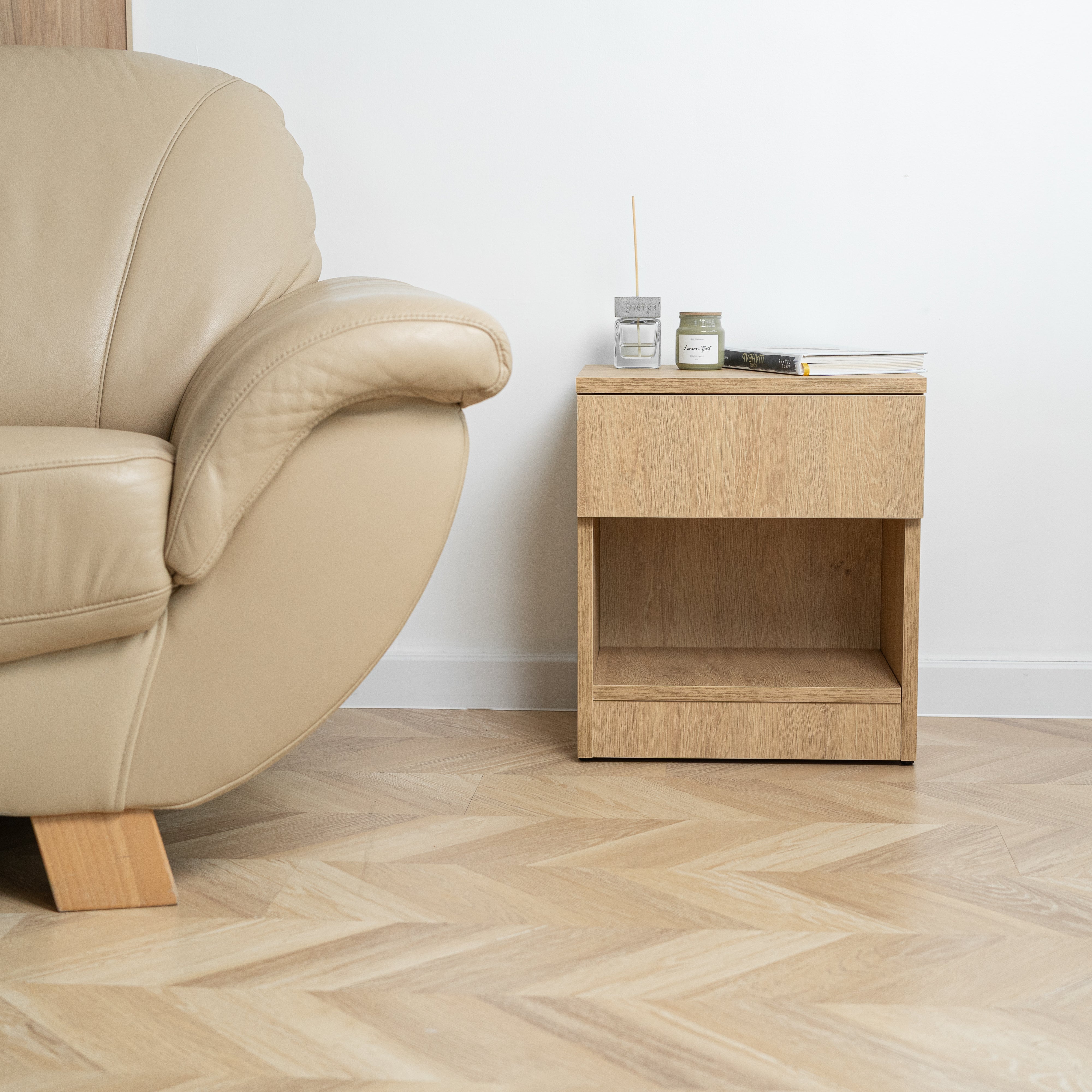 Moderner Nachttisch mit abschließbarem, verstecktem Stauraum – Steineiche