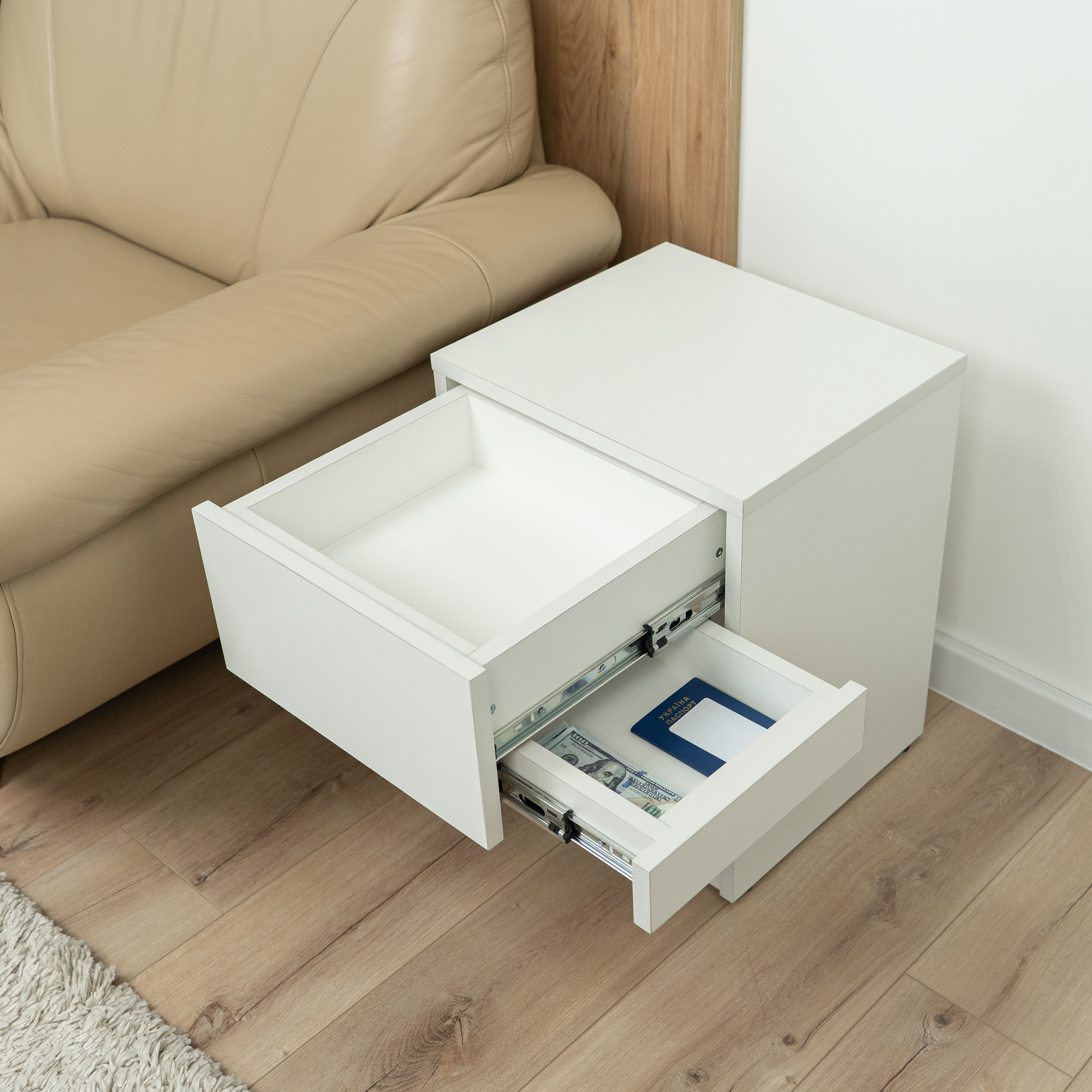 Nachttisch mit abschließbarem, verstecktem Stauraum B24